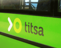 Titsa (detalle de logotipo en guagua)