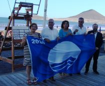 'Bandera Azul' 2016 y concejales en la Playa Central de El Médano