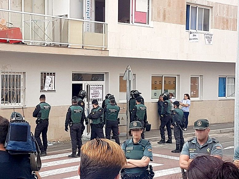 Resultado de imagen de Desalojan a 17 familias de un edificio en la localidad tinerfeÃ±a de San Isidro