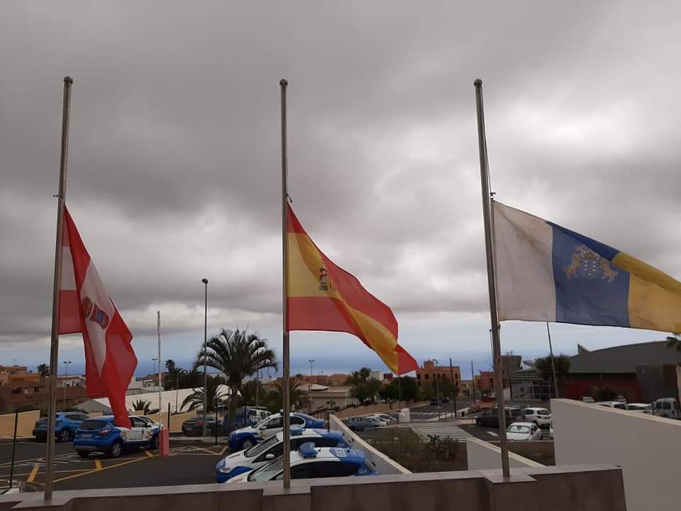 Banderas a media asta en el Ayuntamiento de Granadilla de Abona en ...